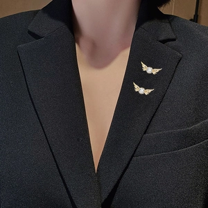 Broches ailes d'ange dorées avec zircone sur revers noir, épingle plume élégante pour femme