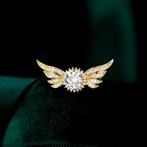 Élégante broche ailes dorées avec plumes en zircone et cristal scintillant au centre