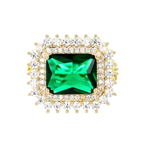 Vista superior de un anillo dorado con piedra verde rectangular y halo de circonitas blancas