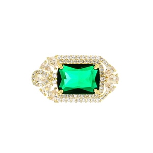 Luxuriöse Brosche mit grünem Smaragdschliff und doppeltem Diamantkranz in Gold