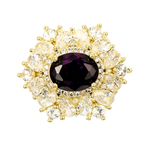Exquisiter Goldring mit ovalem lila Stein, umgeben von Kristallen im Birnenschliff