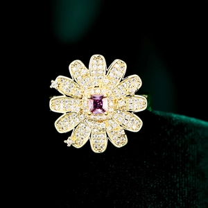 Luxuriöser Sonnenblumenring in Goldoptik mit lila Zirkon und weißen Kristallakzenten
