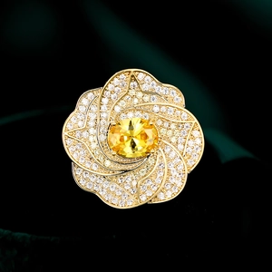 Broche camélia élégante en or avec une pierre jaune et des diamants pavés étincelants