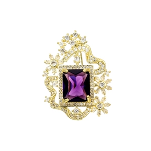 Elegante broche vintage con gran gema púrpura y circonitas en montura dorada