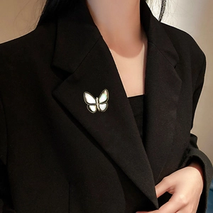 Eleganter Schmetterlings-Ansteckncker aus Muschel mit Strass auf schwarzem Blazer
