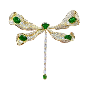 Eleganter Libellen-Anstecknadel mit grünen Edelsteinen und funkelnden Zirkonia-Steinen