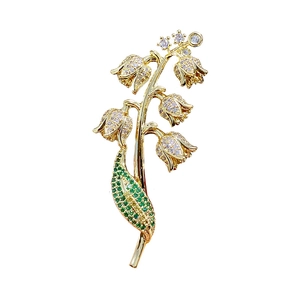 Élégante broche muguet avec feuille verte et cristaux de zircon blancs brillants