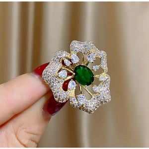 Eleganter Chinesischer Stil Blumen Brosche Pin Vergoldetes Kupfer Synthetischer Zirkonia Lotus Floral Corsage Damen Hochzeit Schmuck