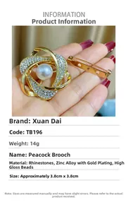 Vue détaillée de la broche fleur dorée de 3,8cm avec perles et strass brillants