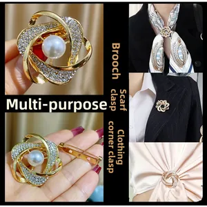 Vue détaillée d'une broche en perles dorées avec strass utilisée comme boucle de foulard