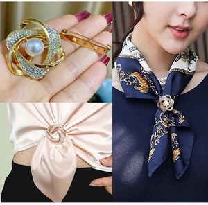 Détail du clip foulard fleur avec perle et cristaux montrant divers modes de port