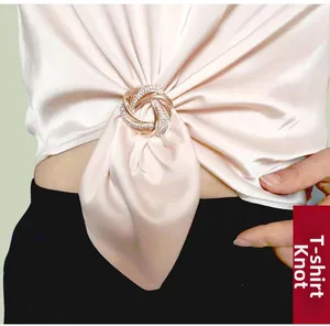 Boucle de nœud en or rose sertie de strass pour fixer les t-shirts et les foulards en soie
