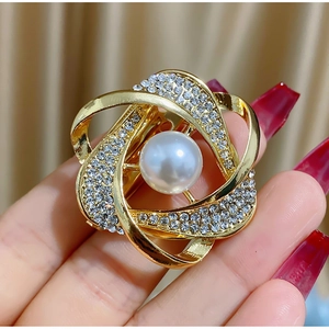 Élégante broche fleur dorée avec perle blanche et cristaux brillants pour femmes