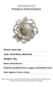 Détails d'une broche fleur avec pétales dorés, zircons AAA et une perle de nacre chic