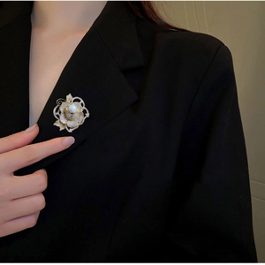 Élégante broche rose avec zircon AAA et perle sur un revers de costume noir, doré
