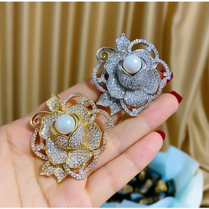 Broches roses étincelantes en zircon AAA avec perles de coquillage en or et argent