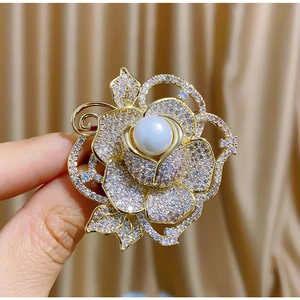 Broche Rose en Cuivre Plaqué Or Haut de Gamme Avec Perle de Coquille Zircon Synthétique Bijoux Corsage Fleur Élégant Pour Femmes Mariage Banquet