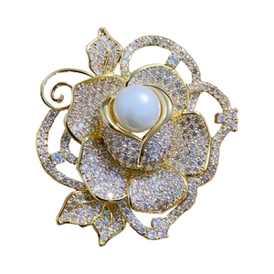 Broche fleur dorée avec pétales en zircone AAA et centre orné d'une perle blanche