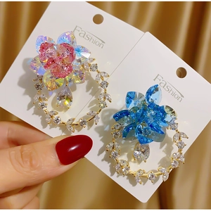 Orecchini a ghirlanda floreale con cristalli rosa e blu su placcatura in oro