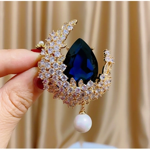 Spilla a Mezzaluna con Pietra Blu a Goccia Rame Placcato Oro Zirconia Sintetica Perla Artificial di Conchiglia Gioielli
