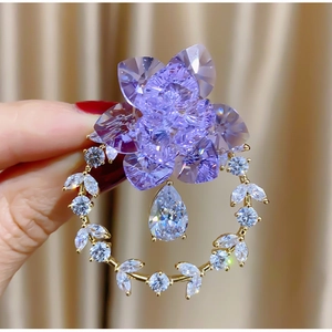 Lussuosa Spilla a Ghirlanda di Rose in Rame Placcato Oro con Cristalli e Ciondolo a Goccia in Zirconia per Donna Gioielli da Banchetto