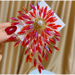 Broche fleur en cristal rouge faite main avec perle naturelle sur fond de soie dorée