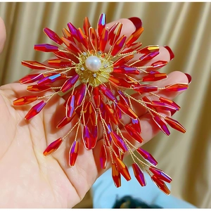 Broche fleur tissée main avec cristaux rouges, perle centrale et fil doré