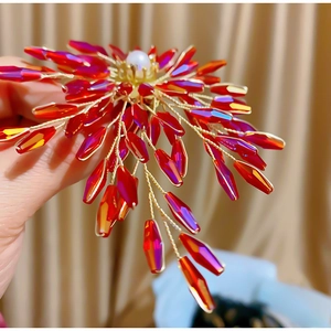 Broche fleur en cristal rouge faite main avec perle naturelle et glands perlés