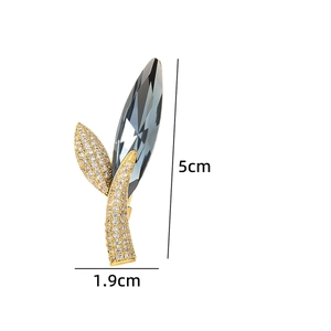 Makro-Detail der blattförmigen Brosche mit grauem Kristall und Goldauflage, 5 cm groß
