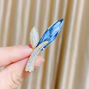 Luxuriöse Blattbrosche aus Gold mit tiefblauem Kristall und funkelndem Zirkonia