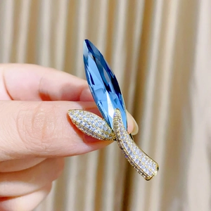 Eleganter Kupfer Blaue Kristall Blatt Brosche Für Damen High-End Light Luxury Strass Zirkonia Anstecknadel Botanischer Schmuck