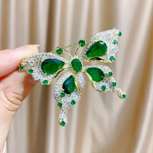 Broche Papillon de Luxe Élégante pour Femmes en Cuivre Plaqué Or avec Pierre Gemme Synthétique Vert Émeraude et Strass