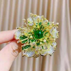 Exquisite gold floral brooch with emerald green stone and white zircon micro-inlay