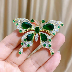 Broche papillon luxueuse avec pierres vert émeraude et cristaux micro-incrustés brillants