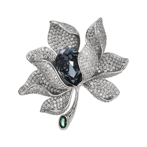 Luxus Orchidee Brosche mit tiefblauem Kristall und weißen Pavé-Blütenblättern auf Silber