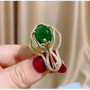 Broche Vintage en Cuivre avec Pierre Verte Coupe Poire Strass Bouton de Fleur Creux Plaqué Or Bijoux pour Femme Banquet et Fête