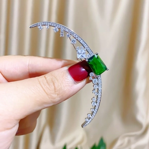 Luxury Copper Gold Plated Crescent Moon Brooch Elegant Emerald Green Zirconia Micro Pave Brooch For Women Wedding Jewelry