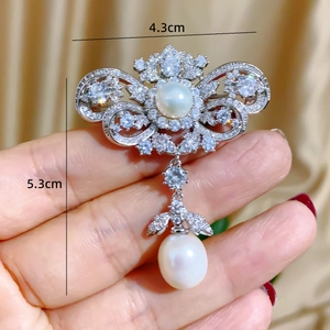 Spilla vintage stile bizantino con perle e zirconi dimensioni 4,3cm per 5,3cm