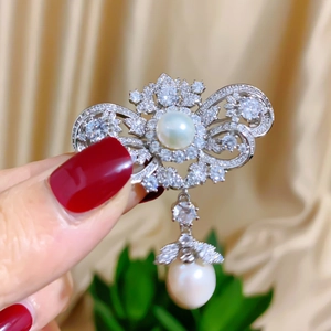 Spilla di perle bizantina vintage con design a fiore e pietre di zircone lucido