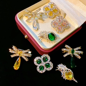 Brocnes Élégantes en Alliage Zirconia Fleur Nœud Trèfle à Quatre Feuilles pour Femmes Bijoux de Mode Épingle en Cristal pour Manteau Costume Robe Cadeau