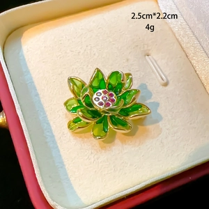 Detail einer grünen Emaille-Lotosbrosche mit lila Edelstein, Größe 2,5 cm x 2,2 cm