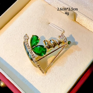 Elegant gold cat brooch with green gems and zircons in a jewelry box, size 2.6x2.5cm