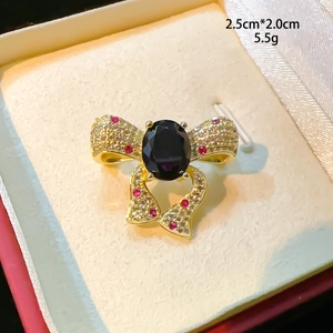 Détail de la broche nœud avec cristal violet et pavé de pierres, taille 2,5x2,0 cm