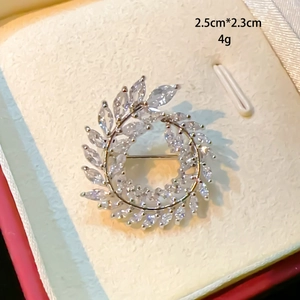 Elegant 2.5cm silver wreath brooch with marquise-cut marquise cubic zirconia accents