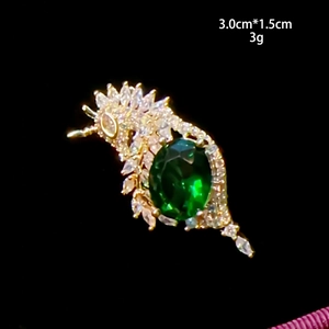 Broche fleur élégante avec pierre précieuse verte et zircone blanche en finition dorée