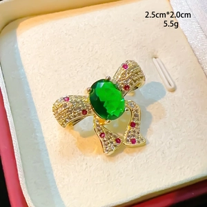 Vue détaillée d'une broche nœud de luxe avec gemme verte et cristaux rouges