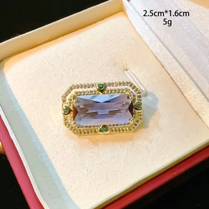 Vue détaillée d'une broche améthyste rectangulaire avec pierres vertes et dimensions