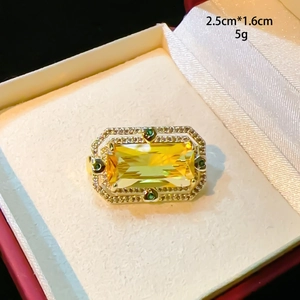 Bague en pierre précieuse jaune carrée avec accents émeraude et halo de diamants dorés