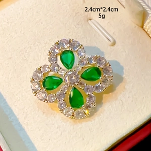 Vue macro de la broche trèfle vert montrant des dimensions de 2,4 cm et gemmes