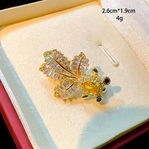 Detailansicht der Goldfisch-Brosche mit Zirkonia, Größe 2.6cm x 1.9cm gezeigt